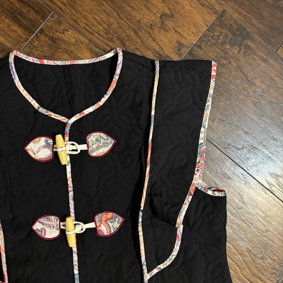 Chic Black Vest with Colorful Trim - Picture 5 of 9